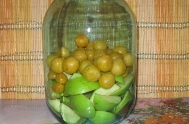 Компот из алычи и яблок 