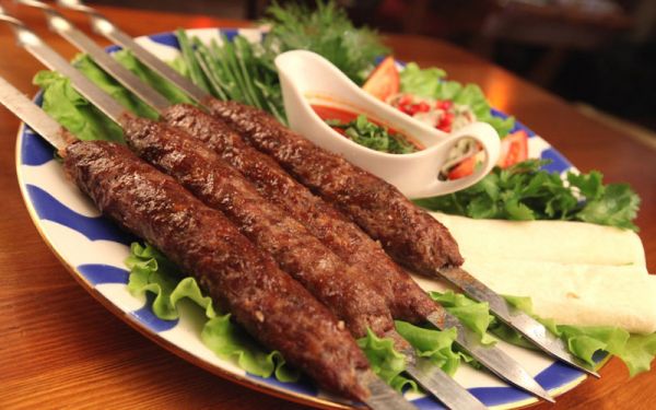 Люля-кебаб с овощами и соусом