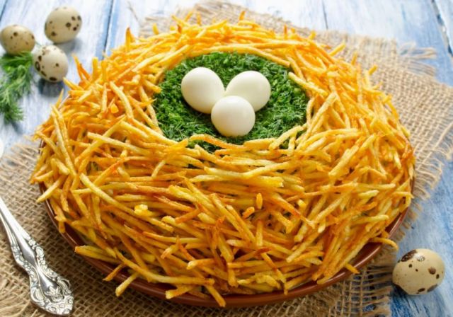 Салат «Гнездо глухаря» с курицей и грибами