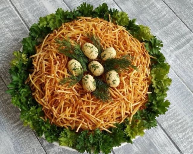 Салат «Гнездо глухаря» с курицей и грибами
