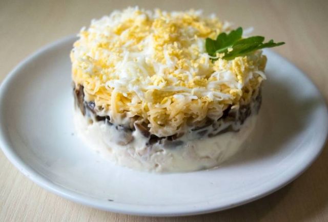 Салат с грибами шампиньонами и курицей