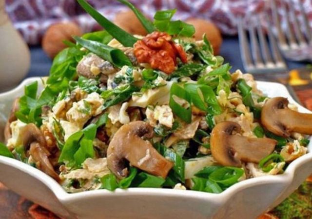 Салат с грибами шампиньонами и курицей
