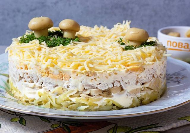Салат с грибами шампиньонами и курицей