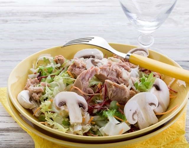 Салат с тунцом и шампиньонами