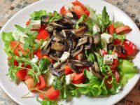 Салат с жареными грибами шампиньонами