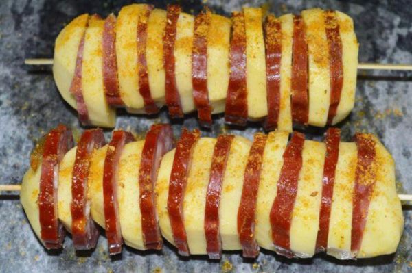 Шашлык из картофеля и колбасы